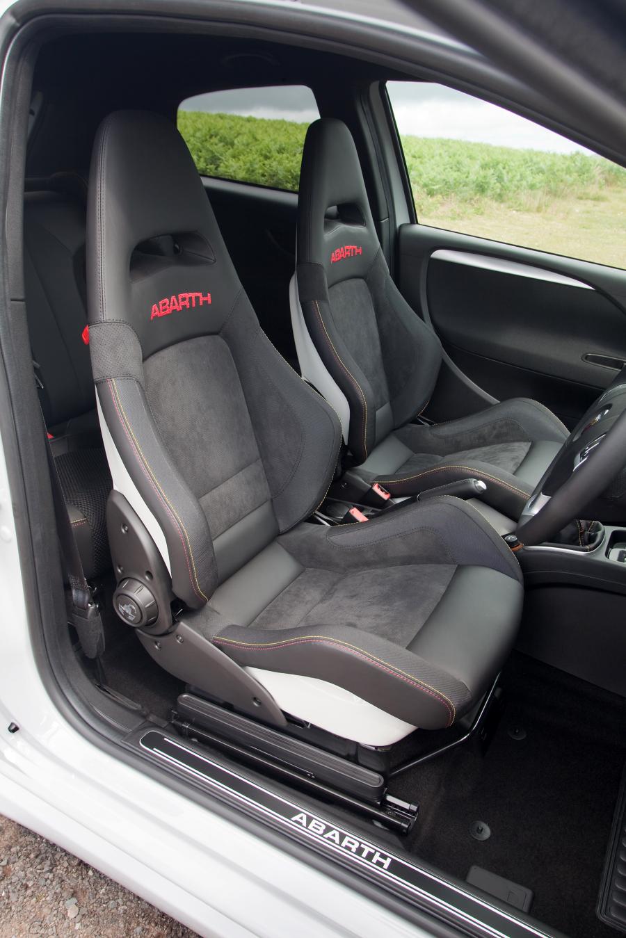 Интерьер Abarth Punto Evo (199) 2010 года  (UK) (фото 37 из 45)